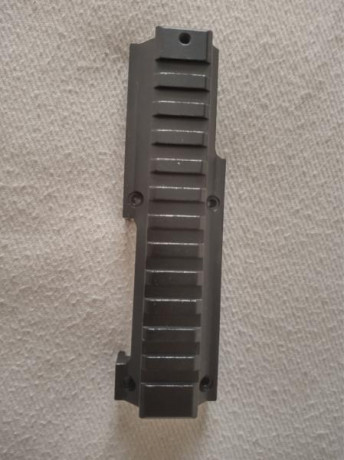 Se vende raíl para instalación de ópticas en un CETME, HK MP5 o clones. Según en qué sentido se coloca, 10