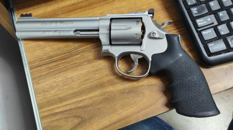 Vendo este revolver, marca Smith & Wesson y el modelo es el 686-5 Target Champion con cañon de 6", 02