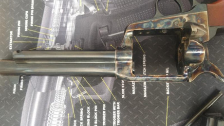 Se vende este Uberti Cattleman de 5 1/2" en calibre .45 Long Colt. El arma está casi sin uso como 11