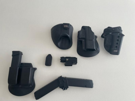 Hola, vendo varios accesorios todo en un solo lote,
3 Fundas, 1 de extraccion rapida, una para llevar 01