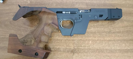 Buenas ,vendo reliquia walther OSP 2000 .22 corto ,dos cargadores y maletín .
250 e 01
