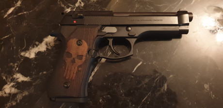 Buenas:

Vendo Beretta 92 F pavonada en negro con maletín original reforzado (Le he puesto bisagra y cierres 02