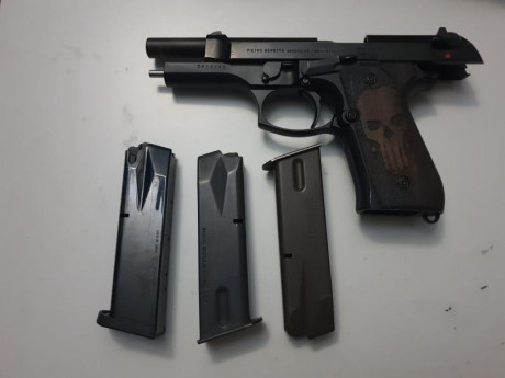 Buenas:

Vendo Beretta 92 F pavonada en negro con maletín original reforzado (Le he puesto bisagra y cierres 01