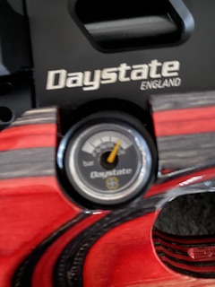 Vendo daystate alpha wolf del 5.5 con bipode delantero y trasero y alargador de carril para la botella 02