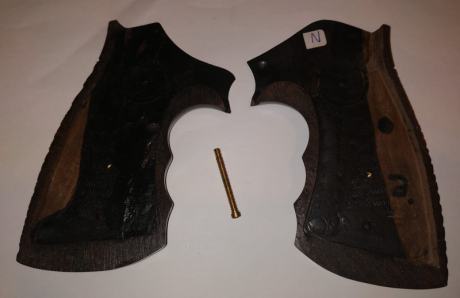Buenas,

Busco unas cachas originales, en madera, para un  S&W armazón N, culata square  y  dispongo 01