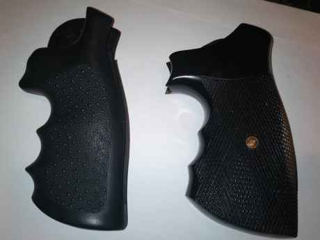 Buenas,

Busco unas cachas originales, en madera, para un  S&W armazón N, culata square  y  dispongo 00