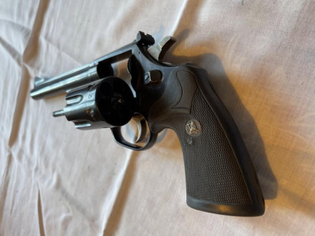 Buenas noches,

Vendo revolver Astra calibre 357 magnum en buen estado y muy preciso. 
Se puede ver y 01