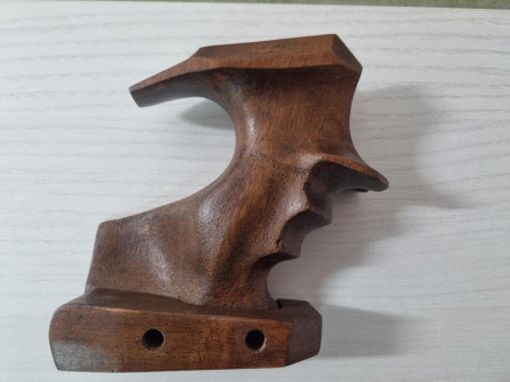 Vendo cacha original de madera, para walther lp400 y lp500,talla M diestro, en buen estado, precio 100€. 01
