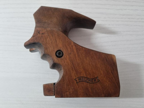 Vendo cacha original de madera, para walther lp400 y lp500,talla M diestro, en buen estado, precio 100€. 00