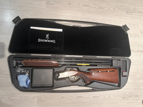 Vendo escopeta superpuesta Browning B725 Sporter, del calibre 12 y cañón de 76cm, con gatillo regulable, 00