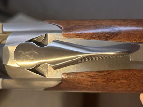 Vendo escopeta superpuesta Browning B725 Sporter, del calibre 12 y cañón de 76cm, con gatillo regulable, 20