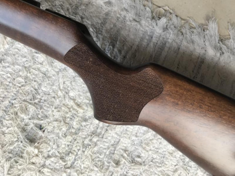 Se ofrece una culata de madera de nogal lacada  Nueva, de una CZ 457 Varmint , le vale para cualquier 01