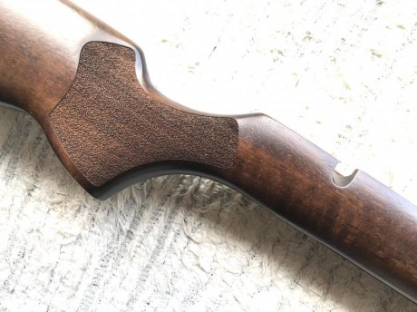 Se ofrece una culata de madera de nogal lacada  Nueva, de una CZ 457 Varmint , le vale para cualquier 00