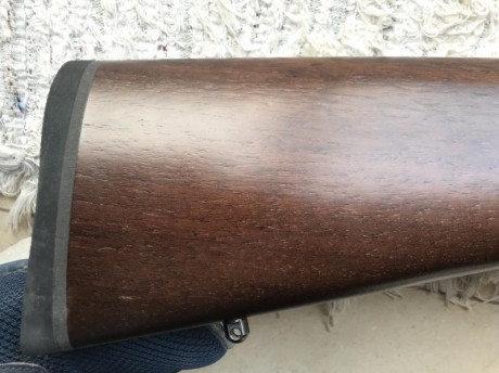 Se ofrece una culata de madera de nogal lacada  Nueva, de una CZ 457 Varmint , le vale para cualquier 10