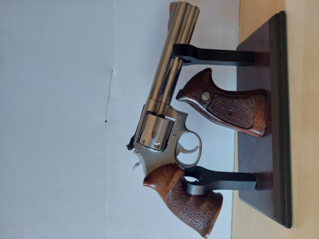 Hola,

Vendo revolver Smith & Wesson 686-3 6"
Perfecto estado poco uso. Con cacha original y 01