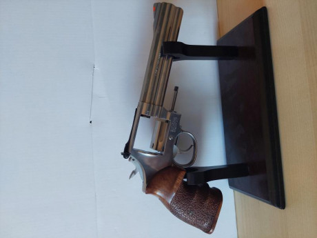 Hola,

Vendo revolver Smith & Wesson 686-3 6"
Perfecto estado poco uso. Con cacha original y 10