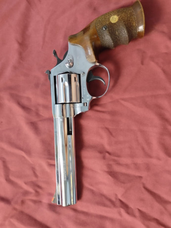 Buenas compañeros, vendo este magnífico Revolver del calibre 32 y cañón de 6".

Esta en perfecto 01