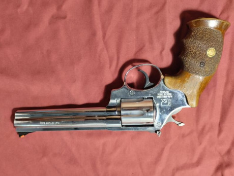 Buenas compañeros, vendo este magnífico Revolver del calibre 32 y cañón de 6".

Esta en perfecto 00