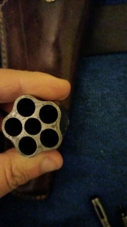 se vende uberti calibre 36 con funda , esta usado pero funciona perfectamente 200 e puesto la intervencion 21