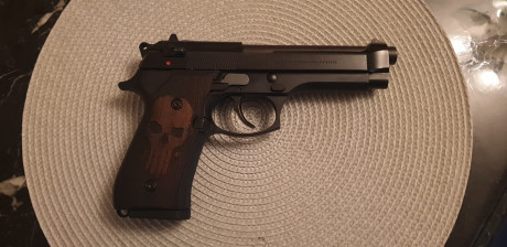 Buenas:

Vendo Beretta 92 F pavonada en negro con maletín original reforzado (Le he puesto bisagra y cierres 21