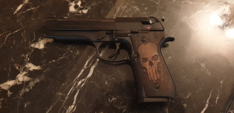 Buenas:

Vendo Beretta 92 F pavonada en negro con maletín original reforzado (Le he puesto bisagra y cierres 20