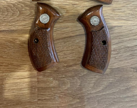       ***ENCONTRADAS***    

Compro cachas de madera tipo combat, en buen estado, para revolver Astra 30