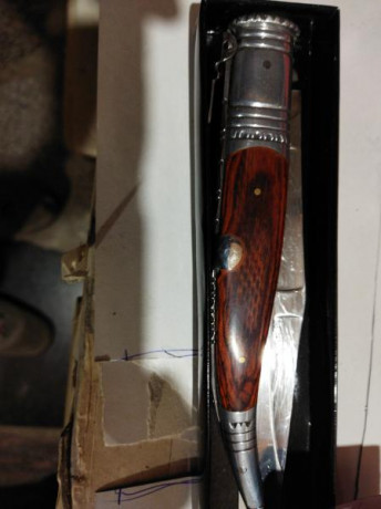 Mango de madera noble acero de calidad de las mejores tiene marcas en la hoja de rayaduras pero es impresionante
Vendida 90
