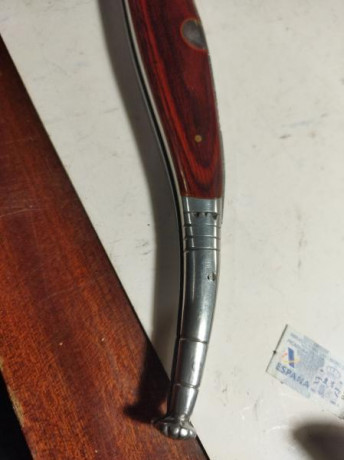 Mango de madera noble acero de calidad de las mejores tiene marcas en la hoja de rayaduras pero es impresionante
Vendida 112