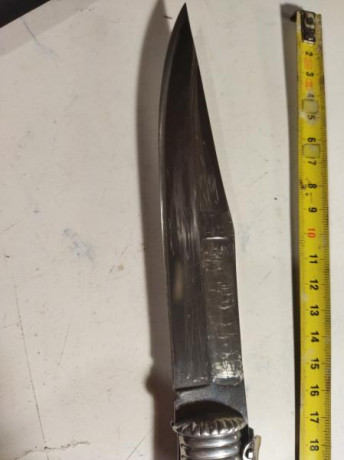 Mango de madera noble acero de calidad de las mejores tiene marcas en la hoja de rayaduras pero es impresionante
Vendida 110