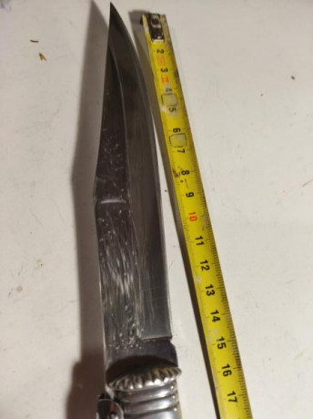 Mango de madera noble acero de calidad de las mejores tiene marcas en la hoja de rayaduras pero es impresionante
Vendida 122