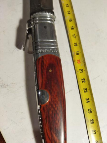 Mango de madera noble acero de calidad de las mejores tiene marcas en la hoja de rayaduras pero es impresionante
Vendida 121