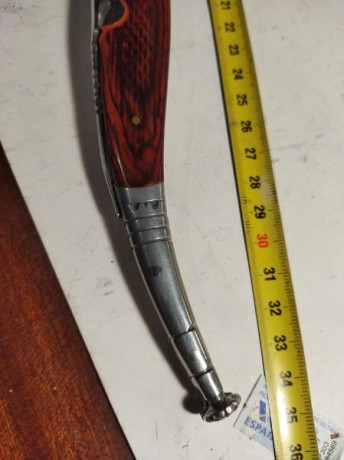 Mango de madera noble acero de calidad de las mejores tiene marcas en la hoja de rayaduras pero es impresionante
Vendida 120