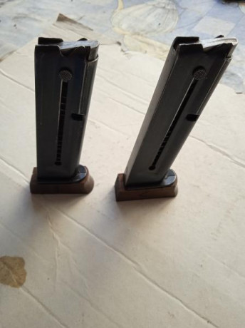 Vendo dos  cargadores para pistola Astra ts cal 22lr. poco usados, muy bien estado.
Un cargador 50 €, 02