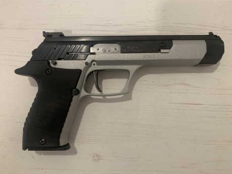 PISTOLA CZ 122. Sport. Calibre 22 lr. Cañón de 15 cm., distancia entre miras 19,5 cm. Cargador de 10 cartuchos 02