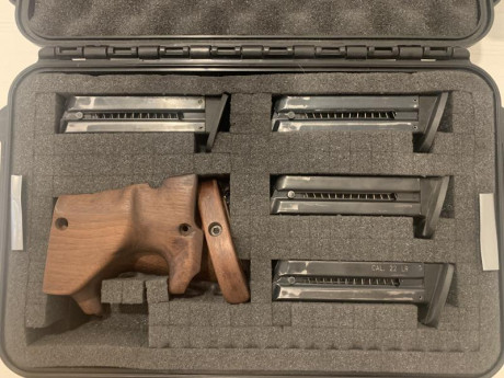 PISTOLA CZ 122. Sport. Calibre 22 lr. Cañón de 15 cm., distancia entre miras 19,5 cm. Cargador de 10 cartuchos 00