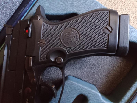 Se vende pistola Beretta 87 Target Calibre .22 LR con rosca  . El arma se encuentra en Valencia y su precio 12
