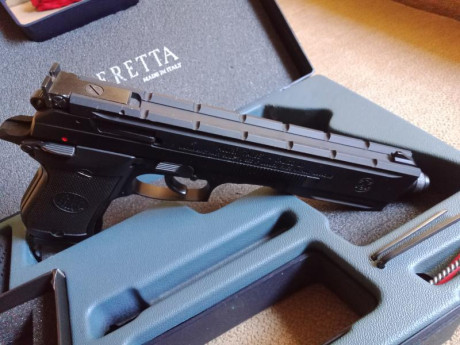 Se vende pistola Beretta 87 Target Calibre .22 LR con rosca  . El arma se encuentra en Valencia y su precio 11