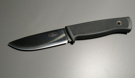 Cuchillo Fallkniven F1 en acero laminado VG10, versión con funda de cuero.

El cuchillo es nuevo a estrenar, 02