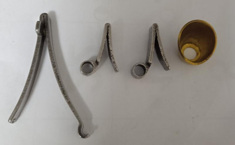 Hola. Vendo una serie de accesorios de avancarga: algunas piezas, pero todo en conjunto: 
Una funda de 00