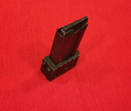 Se venden cargadores para carabina ERMA M1 22. lr.
 Cargador corto de 5 cartuchos:  40€ 
 Cargador de 00
