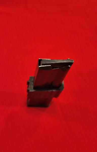 Se venden cargadores para carabina ERMA M1 22. lr.
 Cargador corto de 5 cartuchos:  40€ 
 Cargador de 10