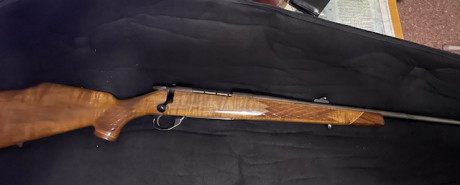 Tengo un weatherby 300 modelo Vanguard. Con muuuy pocos tiros e impecable.
No lo uso ya que tengo otros 00