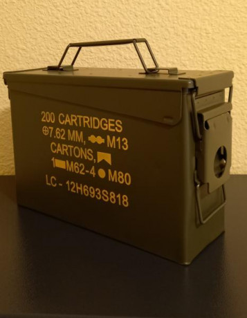Caja metálica con cierre hermético porta municion nueva fabricación actual en estado excelente 
20 euros 00