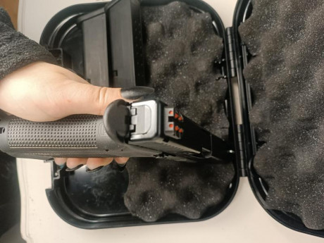 Buenas compañeros, una amiga quiere vender su Glock. Está como la veis nueva. Tendra unos 500 disparos, 01