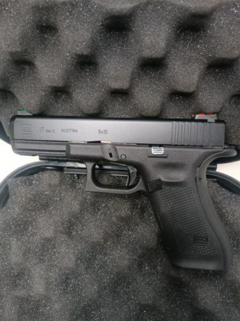Buenas compañeros, una amiga quiere vender su Glock. Está como la veis nueva. Tendra unos 500 disparos, 00