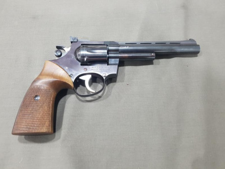 Vendo excelente revolver Korth de 6 pulgadas del cal 22lr por falta de cupo por 1200€ transporte incluido.
Saludos. 01