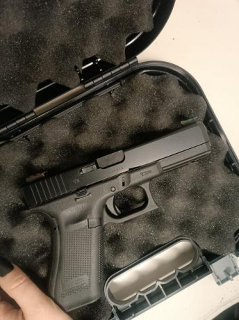 Buenas compañeros, una amiga quiere vender su Glock. Está como la veis nueva. Tendra unos 500 disparos, 22