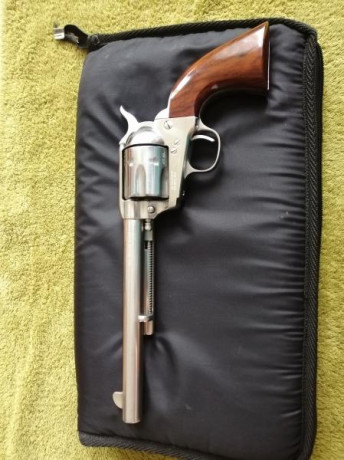 Se vende revólver del cal 45 lc en inox en 7,5 pulgadas en libro de coleccionista de replicas, en perfecto 01