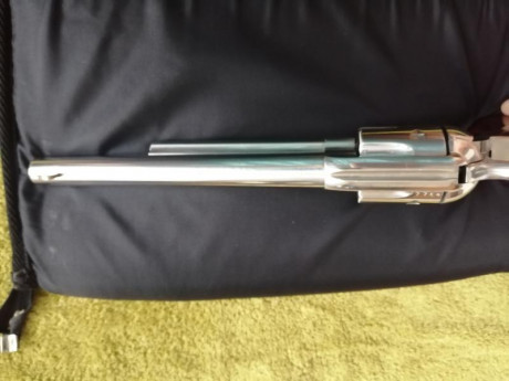 Se vende revólver del cal 45 lc en inox en 7,5 pulgadas en libro de coleccionista de replicas, en perfecto 00