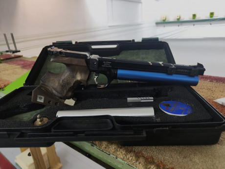 Se vende LP50 con cargador de 5 disparos, caja, 2 botellas, válvula  carga, talla empuñadura M, en perfecto 00